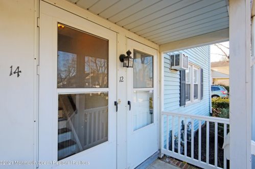 12 Oldfield Pl, Tinton Falls, NJ 07701-1815