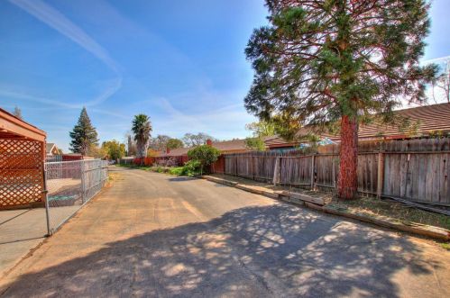 8974 El Oro Plaza Dr, Elk Grove CA 95624-2613 exterior