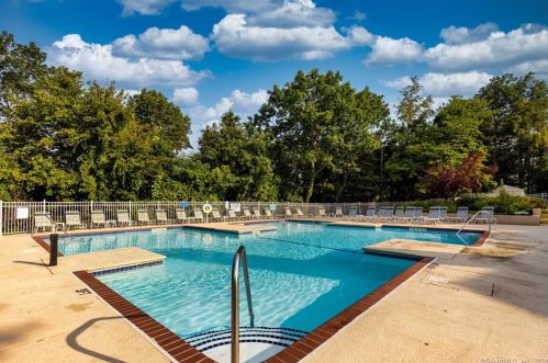 264 Carriage Crossing Ln, Middletown CT  06457-5864 exterior