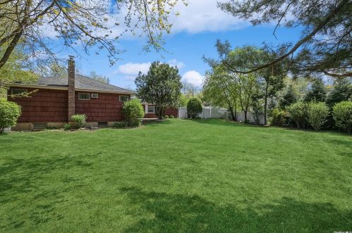 3 Mansfield Ln, Elwood NY  11731-4132 exterior