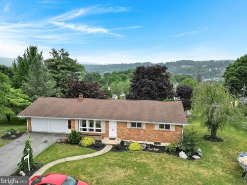 7225 Kingstead Dr, Slatington, PA 18080-2217