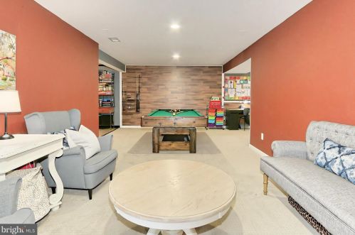 6012 Abernethy Ln, Gainesville VA 20155-4505 exterior