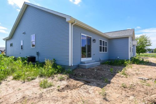 637 Annecy Park Cir, Waterford WI  53185-4262 exterior