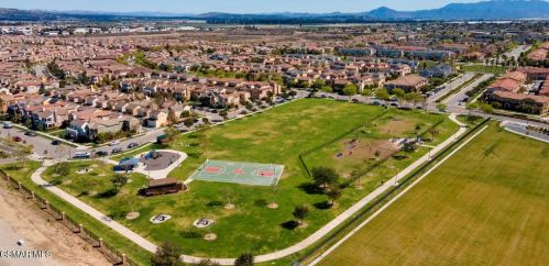 3204 Lisbon Ln, Oxnard CA 93036-7623 exterior