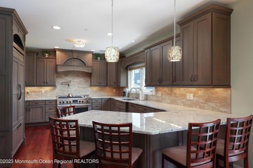 8 Benton Ave, Leonardo NJ  07737-1403 exterior