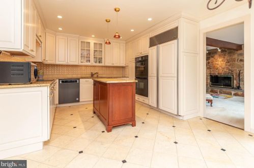 1006 Gwilym Cir, Berwyn PA  19312-2237 exterior