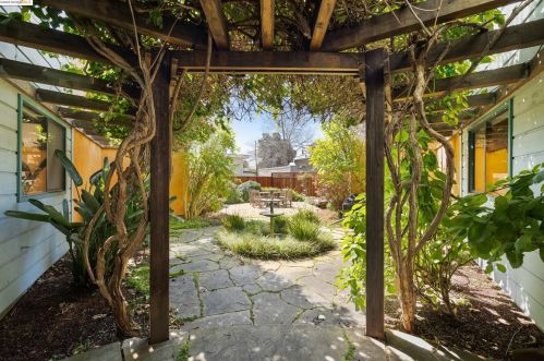 1003 47 St, Oakland CA 94608-3316 exterior