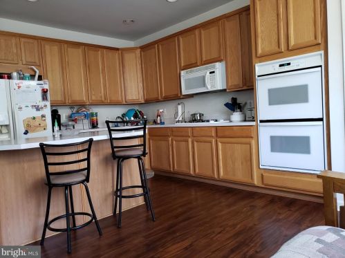 8095 Samuel Wallis St, Lorton VA  22079-2351 exterior