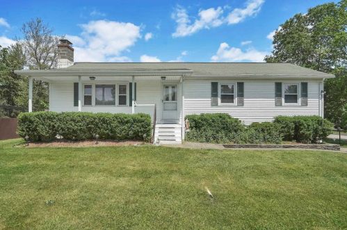 24 Deer Run Rd, New Hamburg, NY 12590-4502