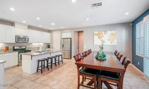 3204 Lisbon Ln, Oxnard CA 93036-7623 exterior