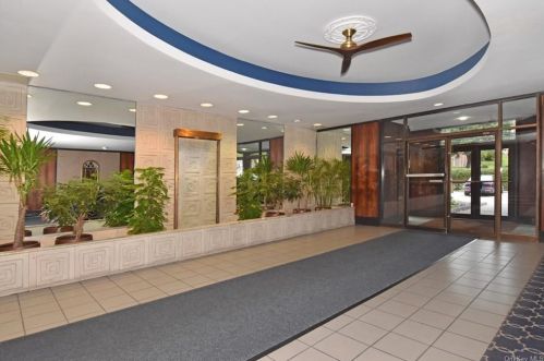 666 Pelham Rd, New Rochelle, NY 10805-1041
