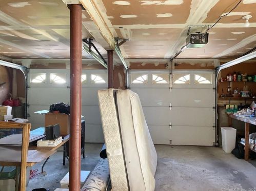 27 Wakeley St, Huntington CT 06484-4511 exterior