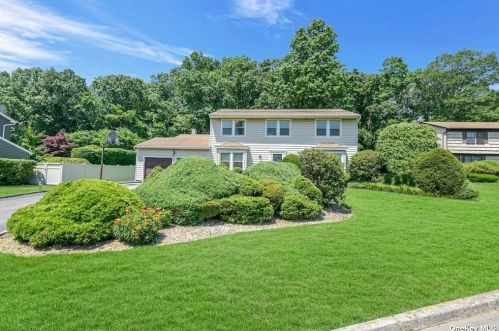 80 Stonehurst Ln, Huntington Station NY  11746-7934 exterior