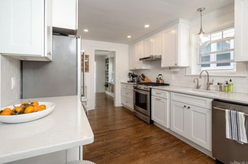 4 Maywood Rd, New Rochelle NY  10804-4706 exterior