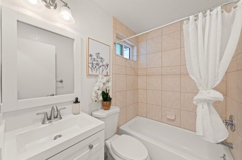 858 La Barbera Dr, San Jose CA  95126-3931 exterior
