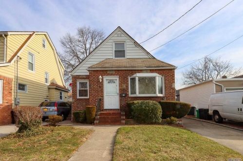 500 7th St, New Hyde Park, NY 11040-3029