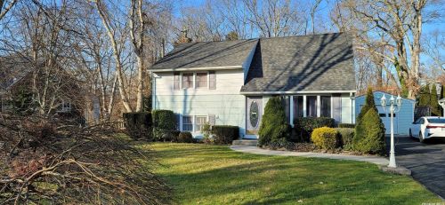 881 Union St, Bohemia, NY 11716-2129