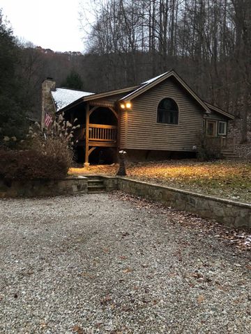 587 Bee Tree Holw, Turtle Creek, WV 25203-9746