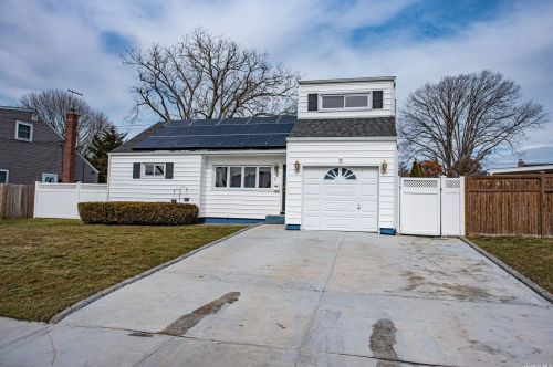 9 Thelma Pl, Deer Park, NY 11729-3418
