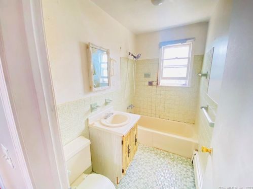 719 Queen St, Bridgeport CT  06606-3379 exterior