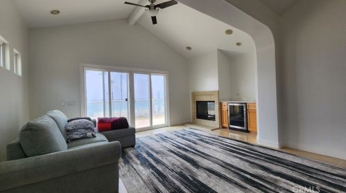 2212 Pacific Coast Hwy, Huntington Beach CA  92648-3958 exterior