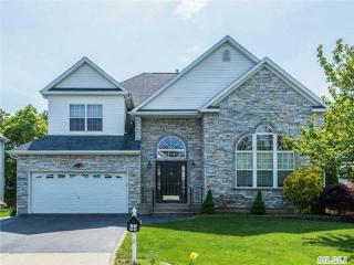 8 Blueberry Ridge Dr, Holtsville, NY 11742-2549