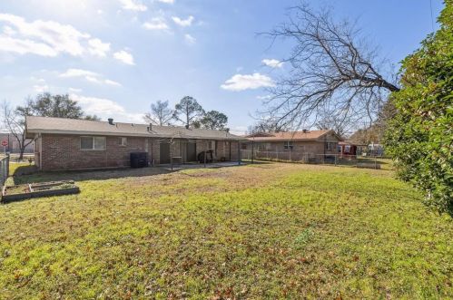 610 Jones St, Euless, TX 76040-5127