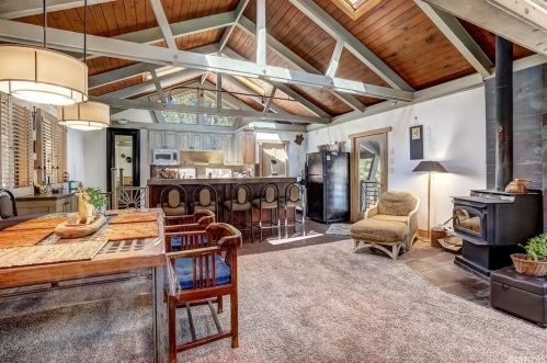 725 Stanford Ave, South Lake Tahoe CA  96150-2417 exterior