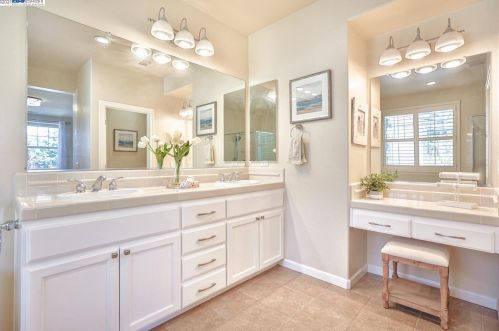 330 Langton Ct, San Ramon CA  94582-4692 exterior