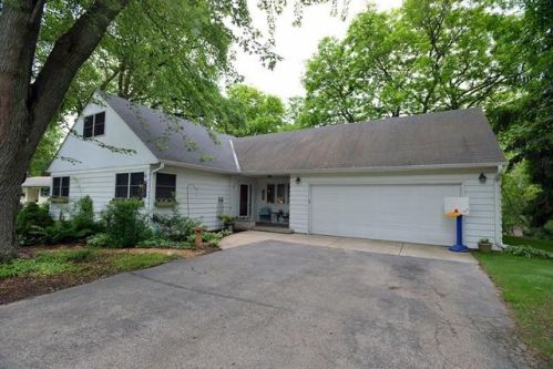 1443 Grandview Ave, Oconomowoc, WI 53066-3420