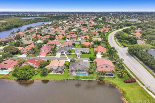 920 203rd Ave, Hollywood FL  33029-3439 exterior