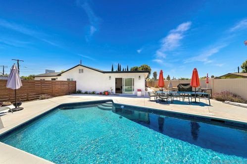 5702 Bakewell St, San Diego CA 92117-4044 exterior