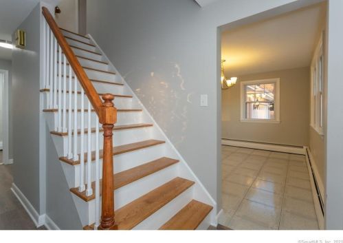 24 Hotchkiss Rd, Farmington CT  06032-2810 exterior