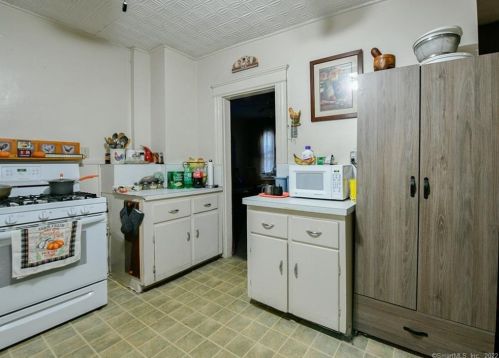 37 Howard St, Waterbury CT  06705-1110 exterior