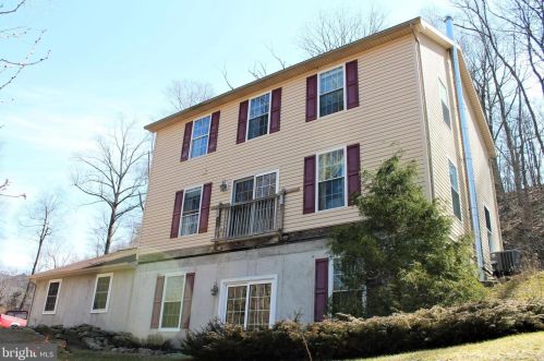 324 Mountaintop Rd, Swartzville, PA 17569-9016