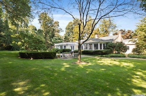 540 Chicken Valley Rd, Matinecock, NY 11560-2613