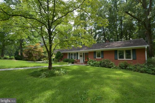 6345 Crosswoods Dr, Falls Church, VA 22044-1209