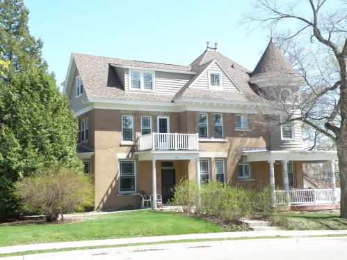 147 8th Ave, West Bend, WI 53095-3259