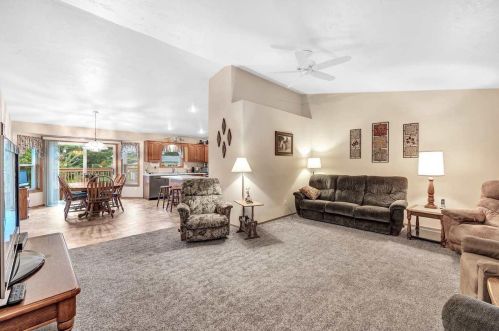 424 Gilbert Ct, Green Bay, WI 54311-7570