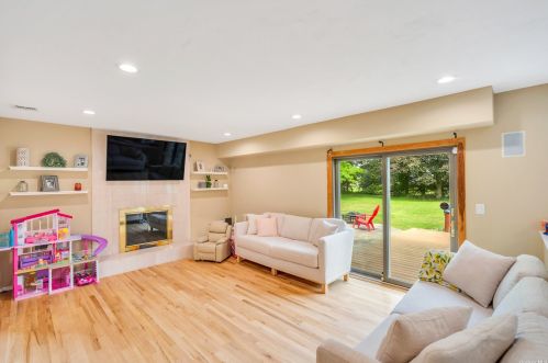 3 Hyanis Ct, Mount Sinai NY  11766-1809 exterior