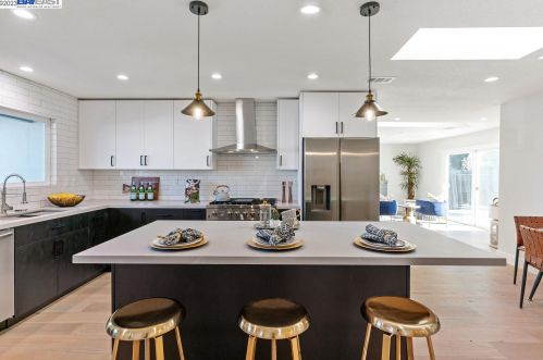 7298 Tamarack Dr, Pleasanton CA  94568-1749 exterior