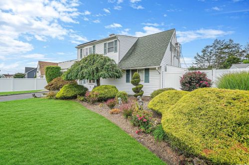 12 Harmony Ln, Westbury, NY 11590-6517