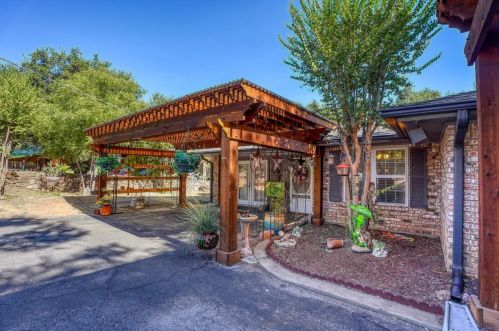 5303 Shady Oaks Cir, Lakeside Heights, TX 78639-4046