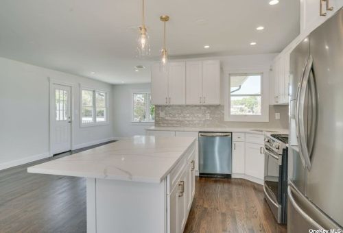 50 Arbour St, West Islip NY  11795-1015 exterior