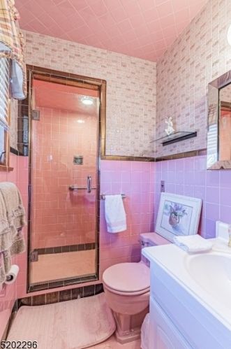 262 Overmount Ave, West Paterson NJ  07424-3284 exterior