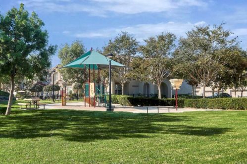 451 Avenida De La Luna, Vista, CA 92083-3648