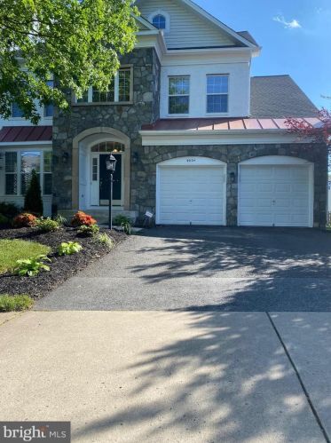 9024 Woodpecker Ct, Gainesville, VA 20155-5890