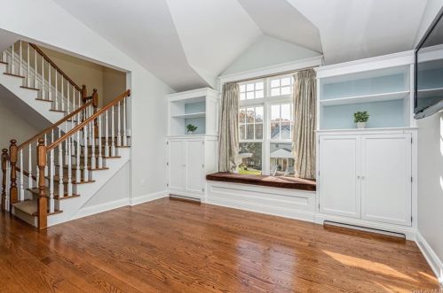 215 Locust Rd, Pleasantville NY  10570-3723 exterior