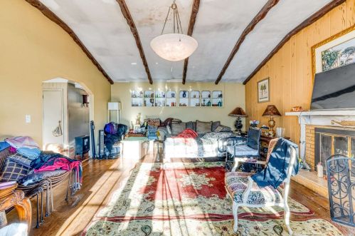 1 Greentree Cir, Westbury NY  11590-1510 exterior