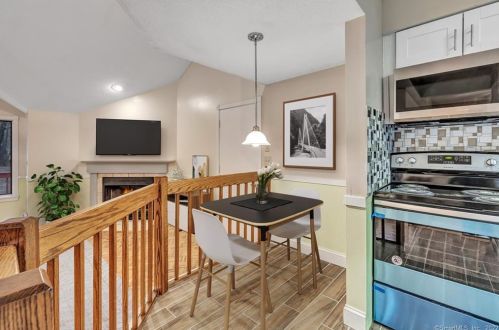 21 Lake Rd, Woodbury CT  06798-2326 exterior